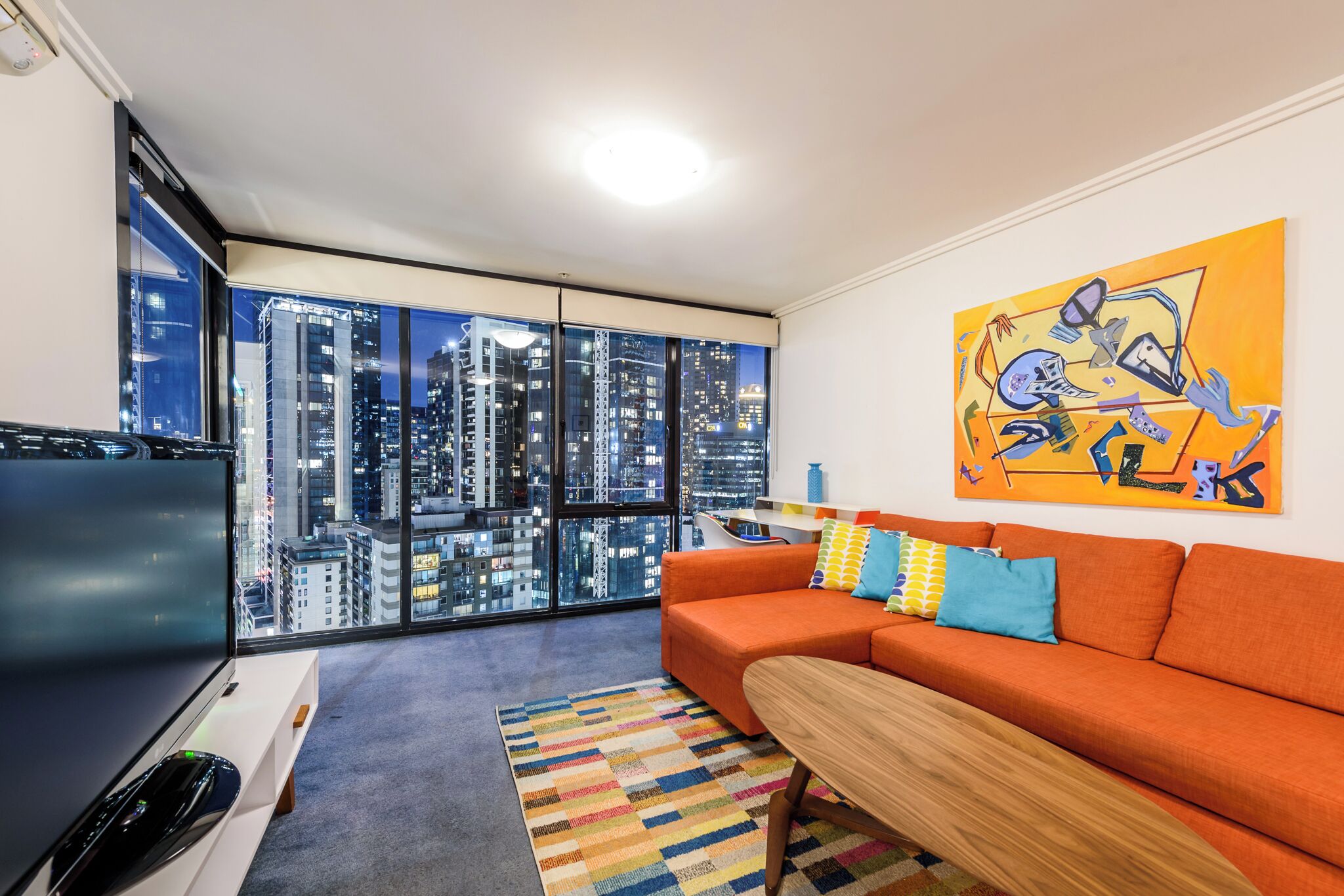 Departamento Confort, balcón, vista a la ciudad | Área de sala de estar