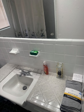 Toalhas de banho, sabonete, papel higiênico 