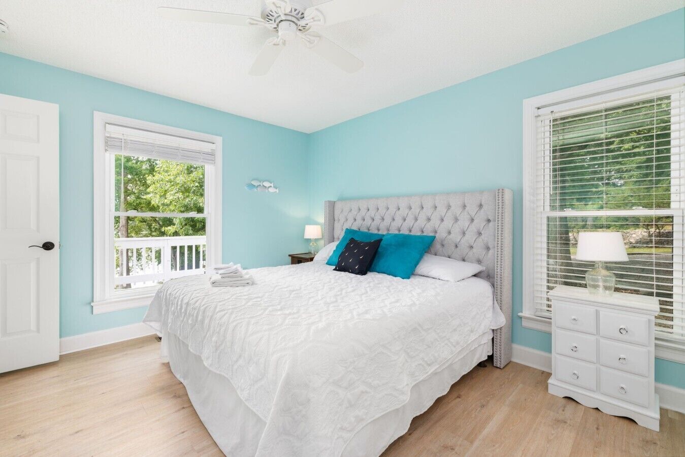 7 bedrooms, desk, WiFi, bed sheets