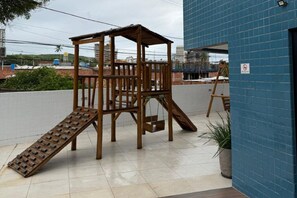 Children's area - Fully furnished studio apartment in Maceió with garage, close to the beach and shopping center. (Maceió)