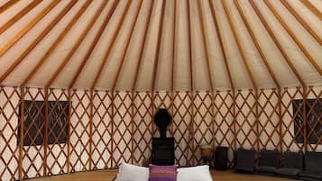 4 bedrooms, WiFi (free), bed sheets