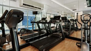 Ett gym med löpband, motionscyklar och crosstrainers.