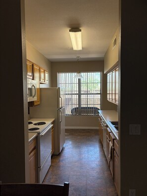 Coffee/tea maker, fridge, microwave, oven - Cozy 1-bedroom condo in Surprise AZ with AC (Surprise)