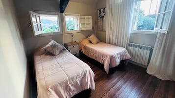 4 habitaciones, tabla de planchar con plancha, wifi y ropa de cama