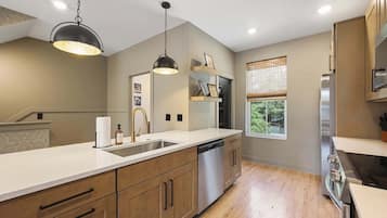 Fridge, microwave, stovetop, dishwasher
