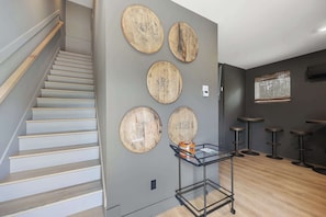 Eine Treppe mit Holzboden und einer Wand mit Holzverkleidung.