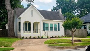 A single-story house with a front porch, a small front yard, and a driveway leading to the front door. - Cozy 3 Br Cottage, Walk to Hospitals (Tyler)