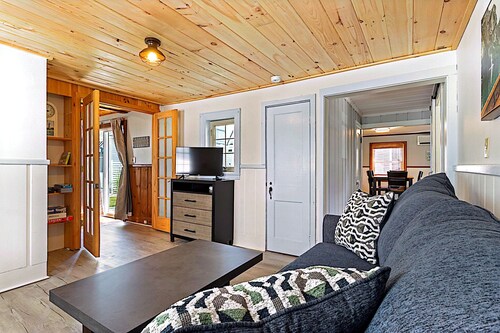 2-bedroom cottage steps from the beach in Old Orchard Beach with AC & an office