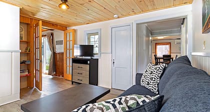 2-bedroom cottage steps from the beach in Old Orchard Beach with AC & an office