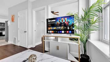 Appartement, 1 chambre | Aire de séjour | Téléviseur connecté de 55 po avec télévision numérique