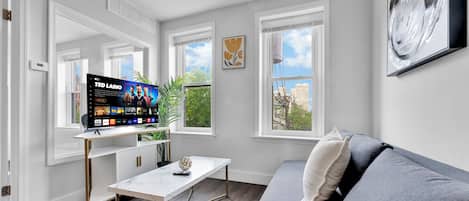 Leilighet, 1 soverom | Oppholdsområde | En 55-tommers smart-TV med digitale kanaler