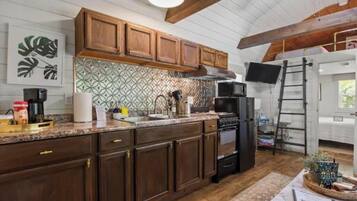 Coffee/tea maker, fridge, microwave, oven
