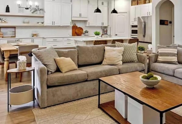 House | 2 bedrooms - DFW Retreat w Pool 5 Min to Airport Sleeps 6 (Irving)
