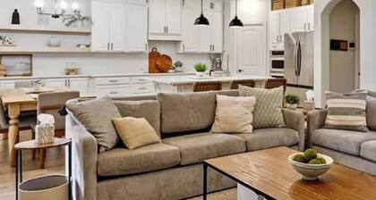 DFW Retreat w Pool 5 Min to Airport Sleeps 6