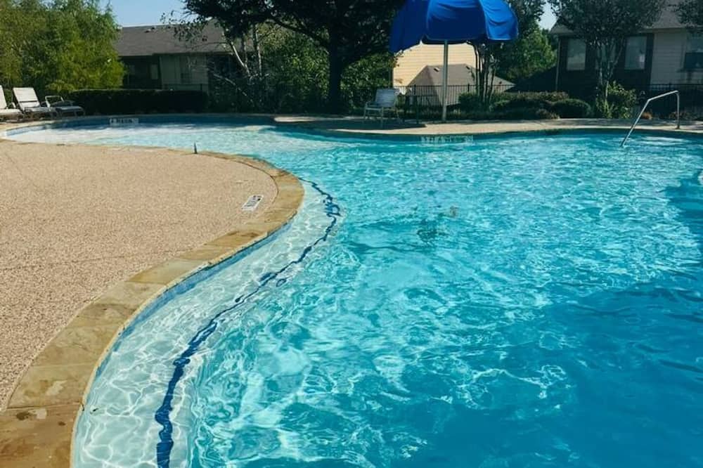 DFW Retreat w Pool 5 Min to Airport Sleeps 6