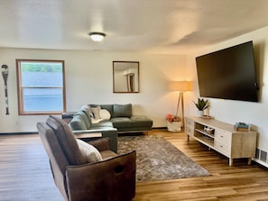 Smart TV, fireplace, video games, books - Hayven House, a Tranquil Lake Retreat (Hayden)
