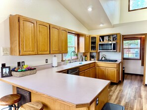 Coffee/tea maker, fridge, microwave, oven - Hayven House, a Tranquil Lake Retreat (Hayden)