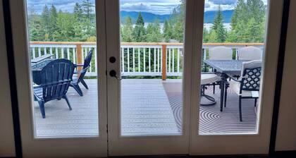 Hayven House, a Tranquil Lake Retreat