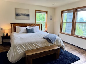 3 bedrooms, desk, iron/ironing board, free WiFi - Hayven House, a Tranquil Lake Retreat (Hayden)