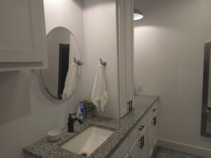 Bathroom - Celebrate Together: 5BR Retreat Sleeps 13-Ideal for Big Groups/Wedding Parties (Slaton)