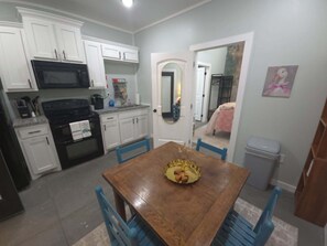 Dining - Celebrate Together: 5BR Retreat Sleeps 13-Ideal for Big Groups/Wedding Parties (Slaton)