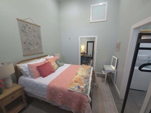 Room - Celebrate Together: 5BR Retreat Sleeps 13-Ideal for Big Groups/Wedding Parties (Slaton)