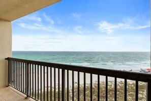 Ein Balkon mit Blick auf das Meer.