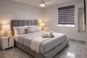 Tabla de planchar con plancha, internet y ropa de cama 