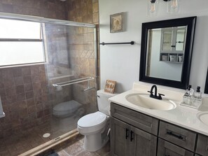 Douche, serviettes fournies, savon, papier toilette