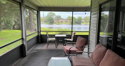 Lakefront 3-bedroom house in Sanford