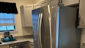 A kitchen with stainless steel appliances, a dishwasher, and a granite countertop. - Lakefront 3-bedroom house in Sanford (Sanford)