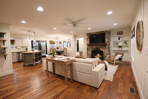 Peaceful Knoxville Oasis, 5 Min to Downtown w/ Huge Deck & Luxury Wet Room