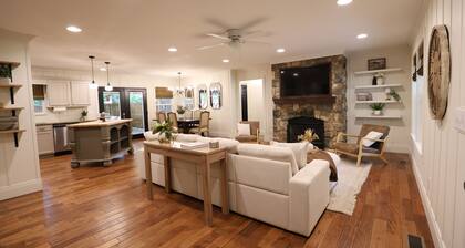 Peaceful Knoxville Oasis, 5 Min to Downtown w/ Huge Deck & Luxury Wet Room
