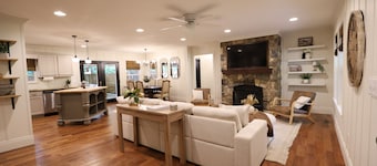 Peaceful Knoxville Oasis, 5 Min to Downtown w/ Huge Deck & Luxury Wet Room