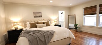 Peaceful Knoxville Oasis, 5 Min to Downtown w/ Huge Deck & Luxury Wet Room