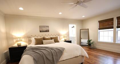 Peaceful Knoxville Oasis, 5 Min to Downtown w/ Huge Deck & Luxury Wet Room