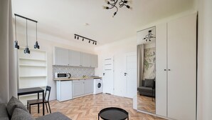 Eine moderne Wohnung mit Küche, Essbereich und Wohnraum.