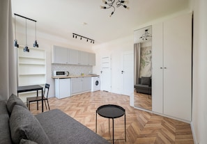 Eine moderne Wohnung mit Küche, Essbereich und Wohnraum.