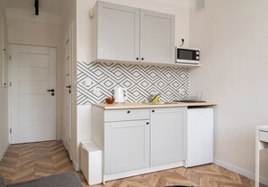 Geladeira, micro-ondas, cooktop