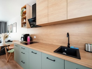 Frigorífico, microondas, placa de cocina y lavavajillas