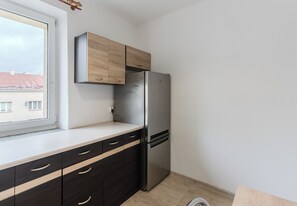 Frigorífico, horno y placa de cocina