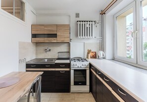 Frigorífico, horno y placa de cocina