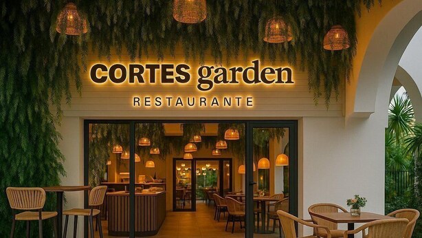 En restaurant ved navn 'Cortes Garden Restaurante' med indendørs siddepladser og hængende lys.