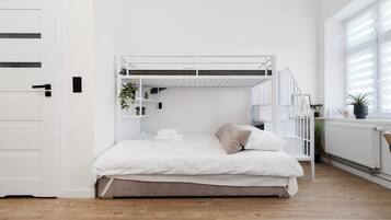 Tabla de planchar con plancha, wifi y ropa de cama