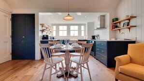 Una cucina moderna con tavolo da pranzo, sedie e divano.