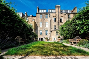 A traditional building with a symmetrical facade, large windows, and a central entrance. - Luxury stay in the Cambridge City Centre - Flat 5 - Pass the Keys (Cambridge)