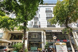 A hotel with a sign reading 'GALAXY HOTEL' and a storefront with a sign for 'Seoul Mart.' - Galaxy Hotel & Apartment Near SECC (Tan Hung)