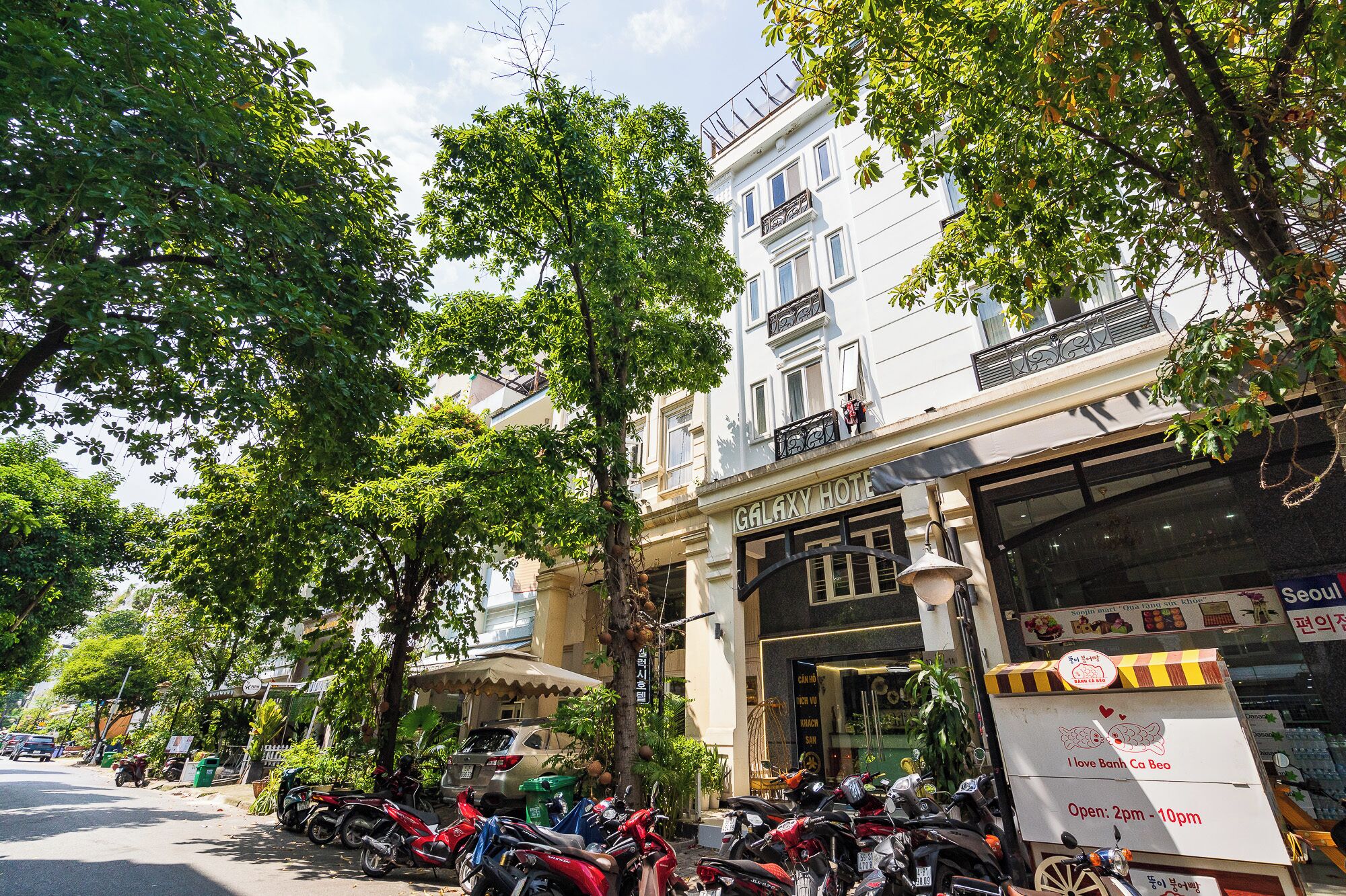 Un edifici amb un rètol que diu 'Galaxy Hotel' i una filera de motocicletes aparcades al davant.