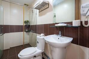 Suite Junior, vista città | Bagno | Doccia, asciugacapelli, asciugamani, shampoo