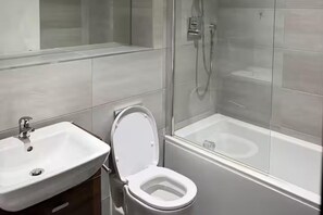 Bathroom - Central 1-Bed Apt, Sleeps 3 with City Views (Birmingham)